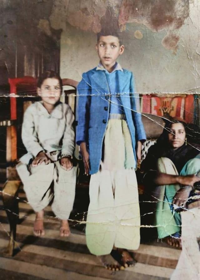 Pre-Partition Mohyal family photograph connected to Saradan Di Haweli and Mirpur memory